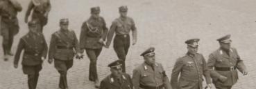 Preview: drei alte Negative - SA Marsch durch mir unbekannte geschmückte Stadt - Werbung Ausstellung Wohnräume Georg John.